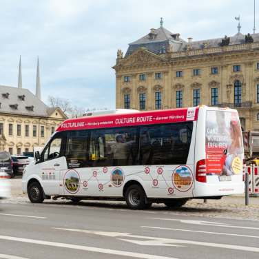 Bus der Kulturlinie vor der Würzburger Residenz