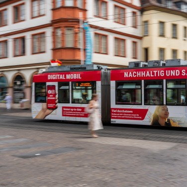 Straßenbahn fährt durch die Würzburger Innenstadt