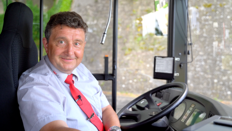 Busfahrer am Lenkrad eines WVV-Busses