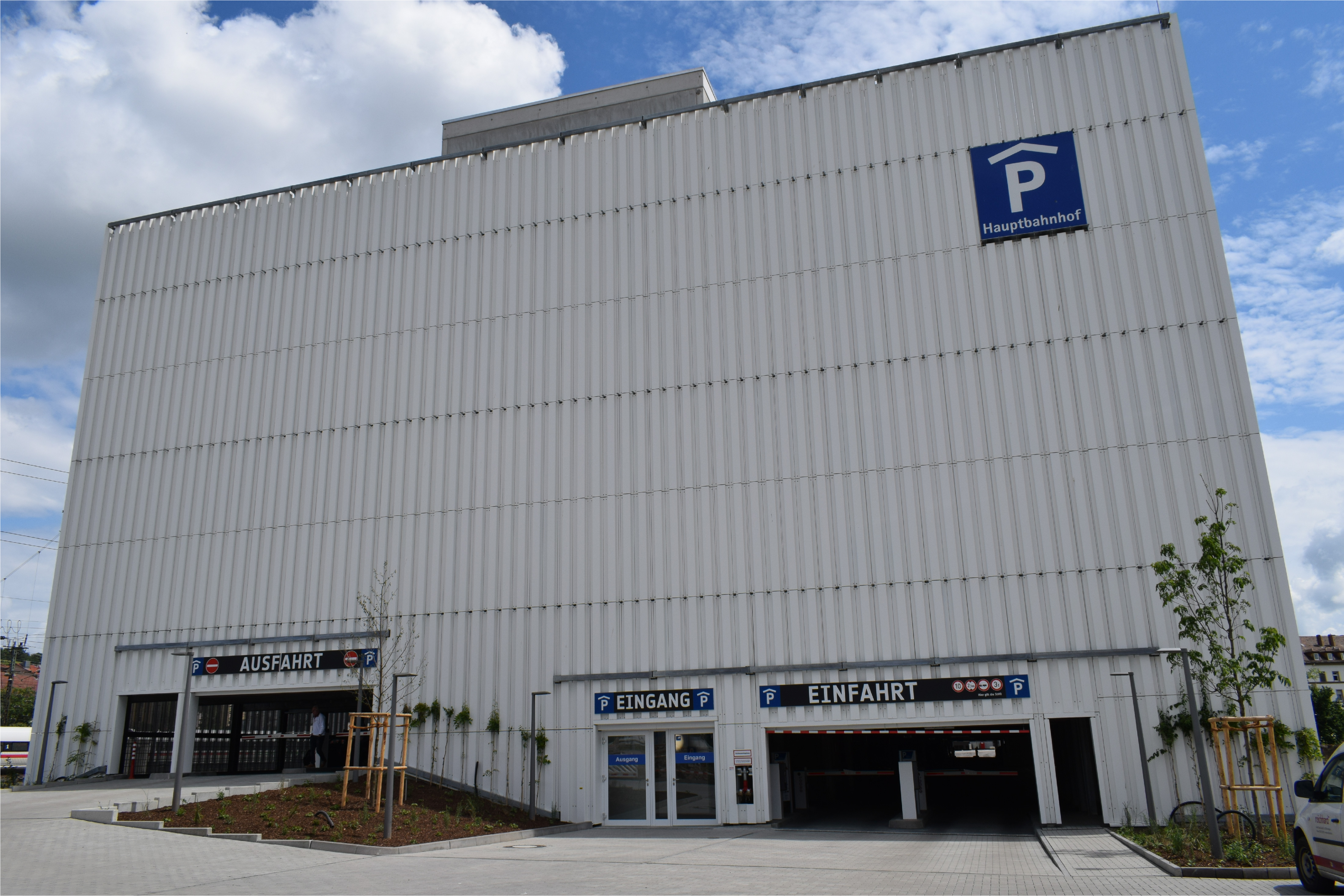 Parkhaus_Hauptbahnhof_Einfahrt_Ausfahrt Parkhaus_Hauptbahnhof_Einfahrt_Ausfahrt