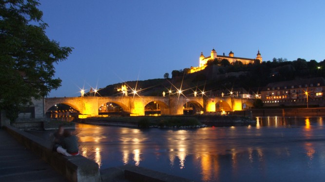 Beleuchtete Alte Mainbrücke und Festung