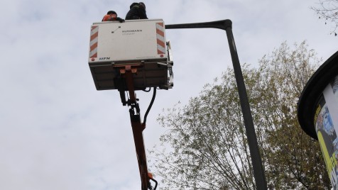 Hubwagen an einer Straßenlampe